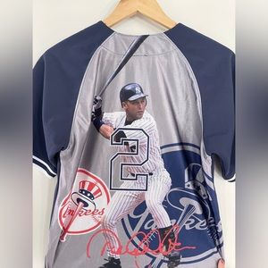 Derek Jeter New York Yankees Youth Jersey. Gently Used. Size Youth (14/16)